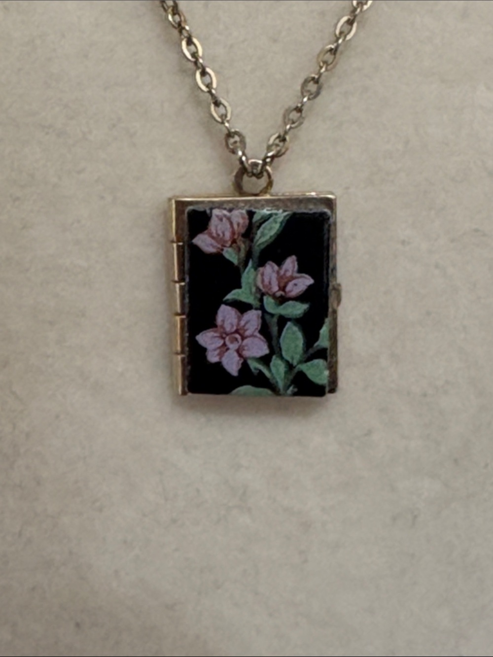 Vintage 1928 Enamel Flower Double Photo Locket - Picture 8 of 9